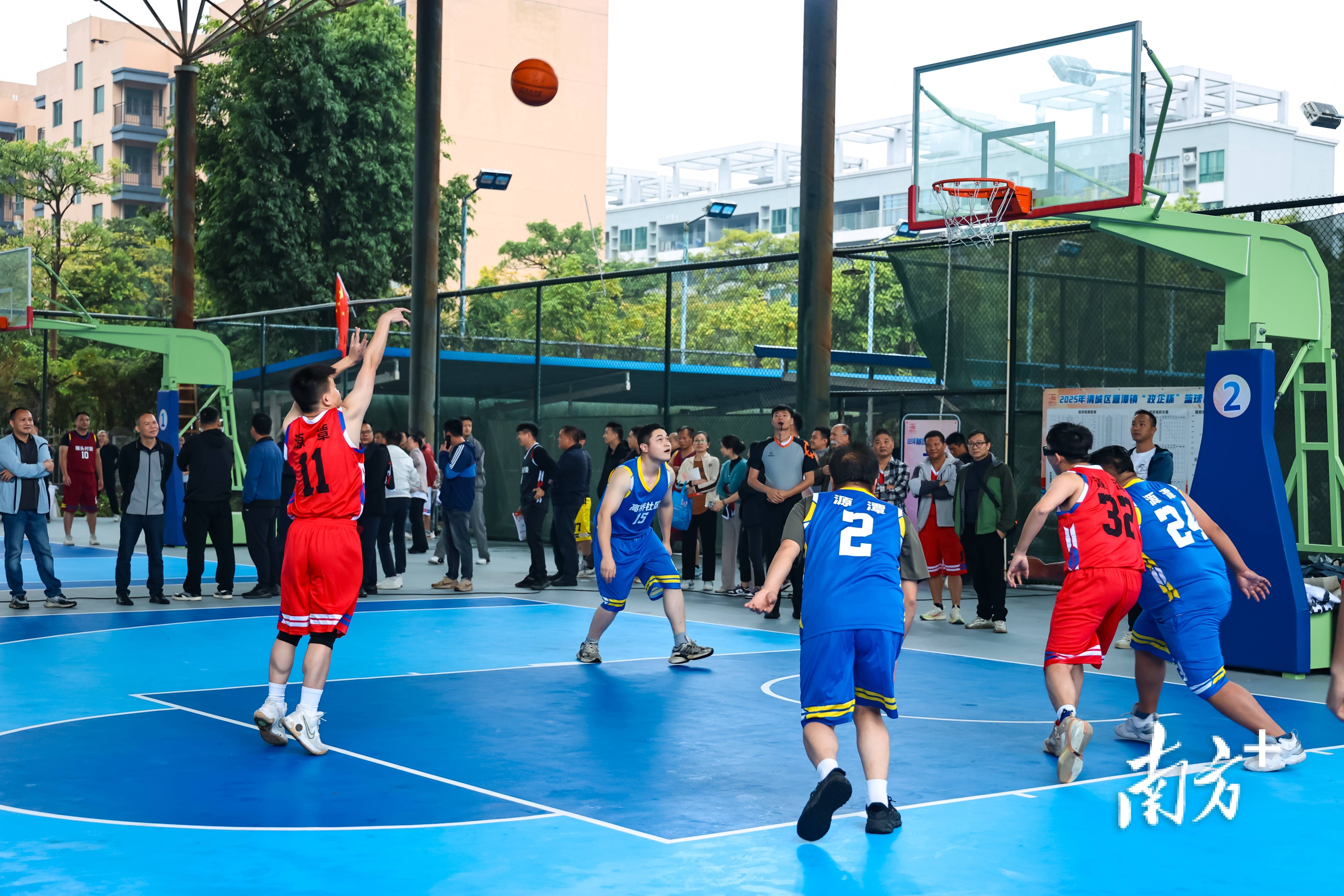 爱游戏体育-包含篮球赛事中出现惊人的意外情况引发热议的词条